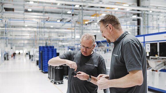 2 Mitarbeiter in Diskussion